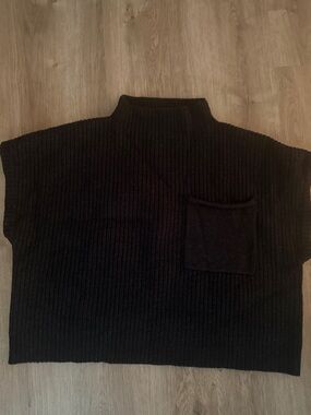 entro Black Ribbed Short-Sleeve Crewneck Sweater with Pocket